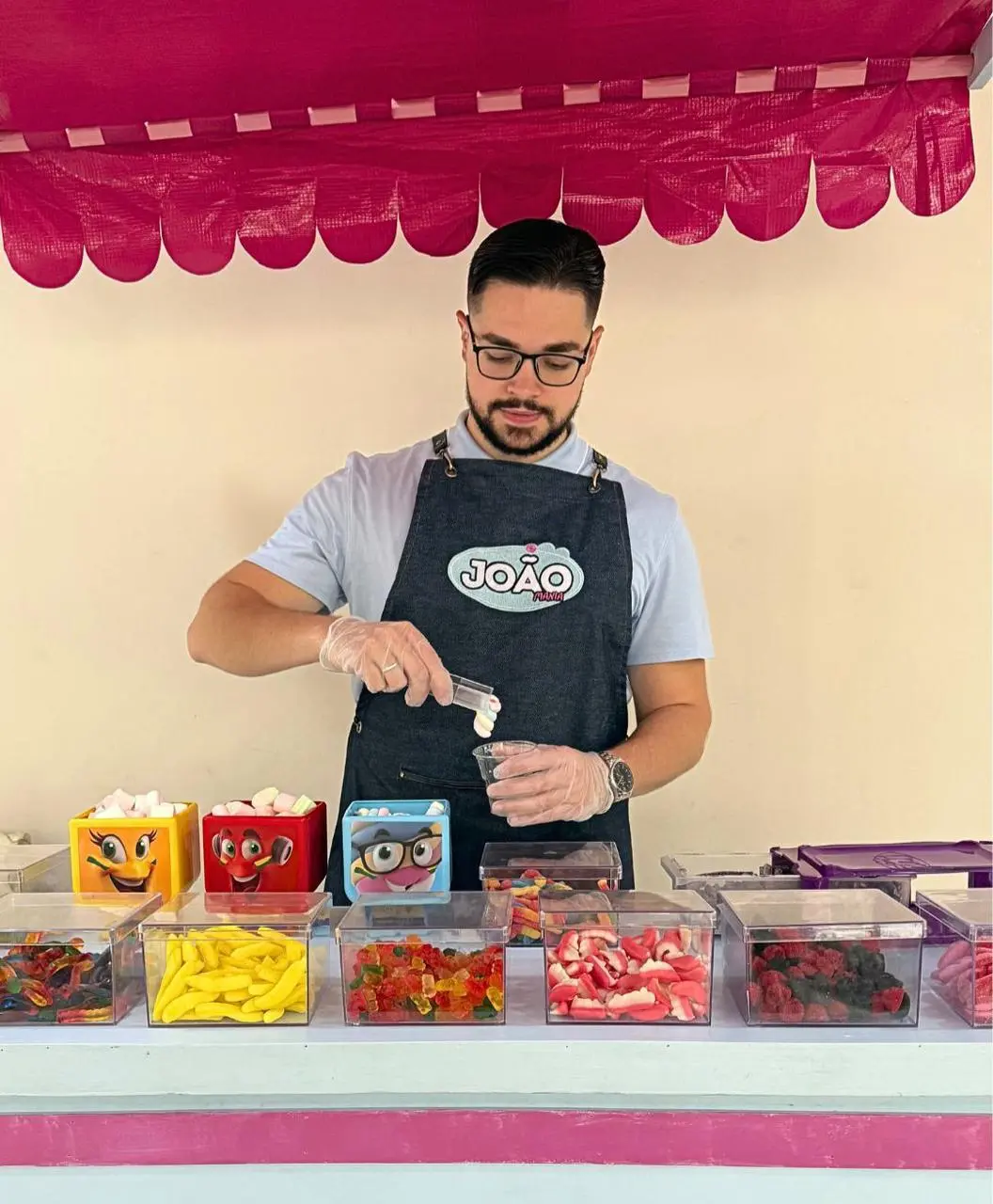 João da João Mania montando um carrinho de balas Fini